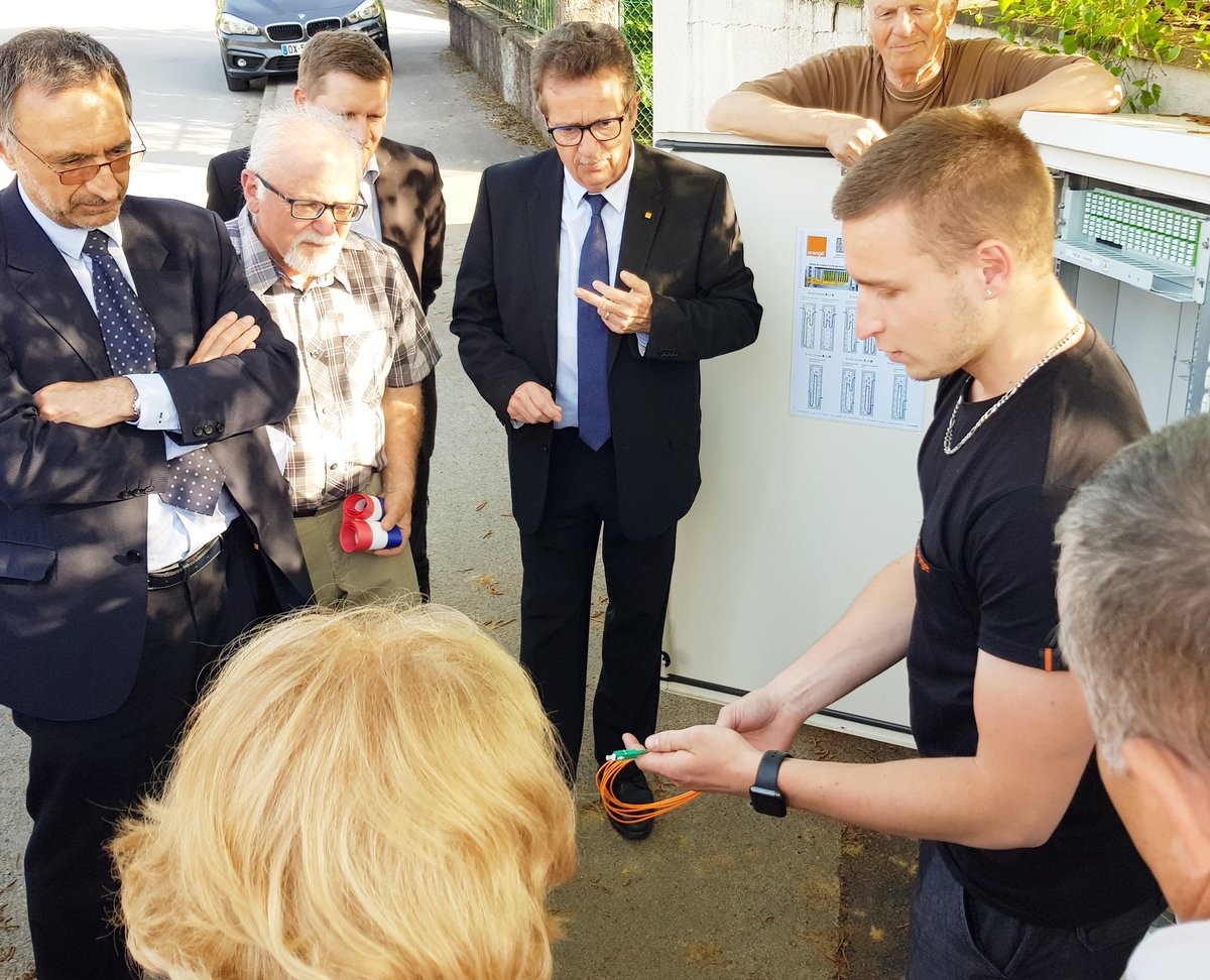 OrangeBFC's tweet photo. Le déploiement du #TrèsHautDebit aux Auxons est maintenant une réalité avec le raccordement des premiers foyers à la #FibreOrange. https://t.co/ZEUgWUxgDh