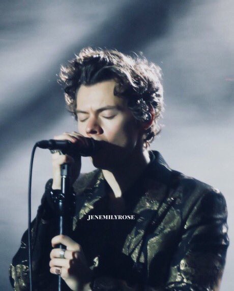 HarrySUpdatesPl's tweet photo. Harry na scenie #4 #HarryStylesLiveOnTourMelbourne https://t.co/vdHP7RS2km