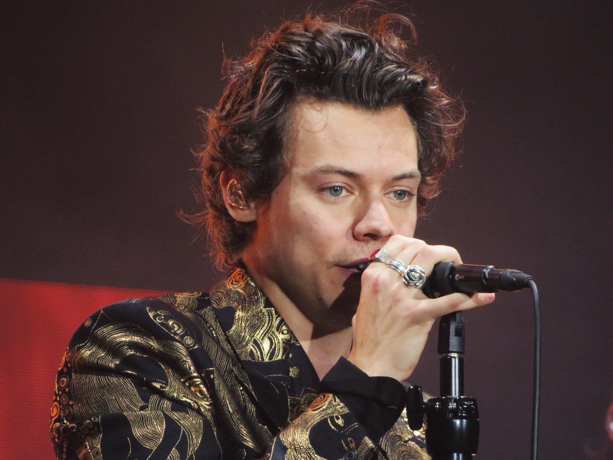 HarrySUpdatesPl's tweet photo. Harry na scenie #5 #HarryStylesLiveOnTourMelbourne https://t.co/rI121WMiNu