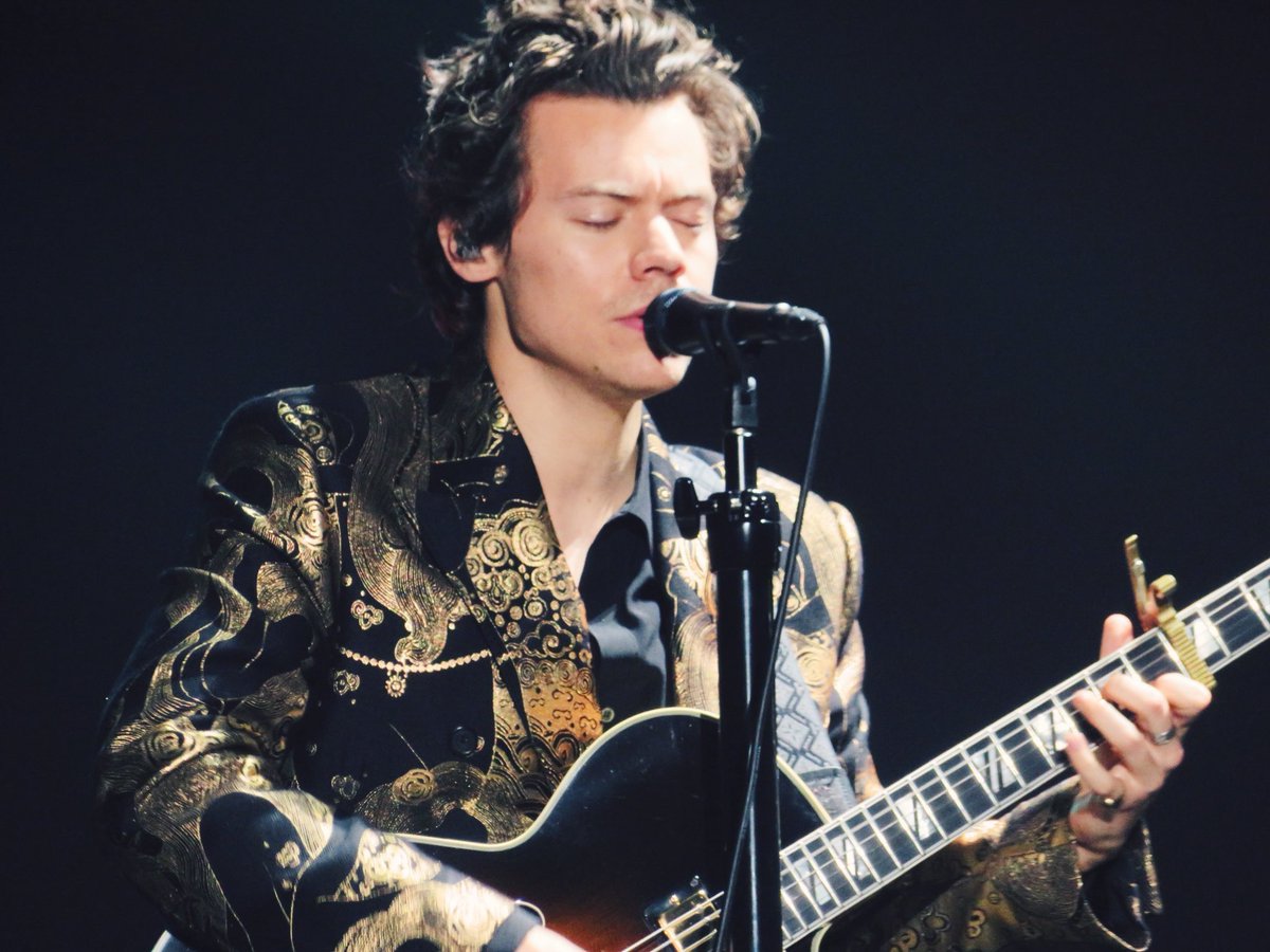 HarrySUpdatesPl's tweet photo. Harry na scenie #5 #HarryStylesLiveOnTourMelbourne https://t.co/rI121WMiNu