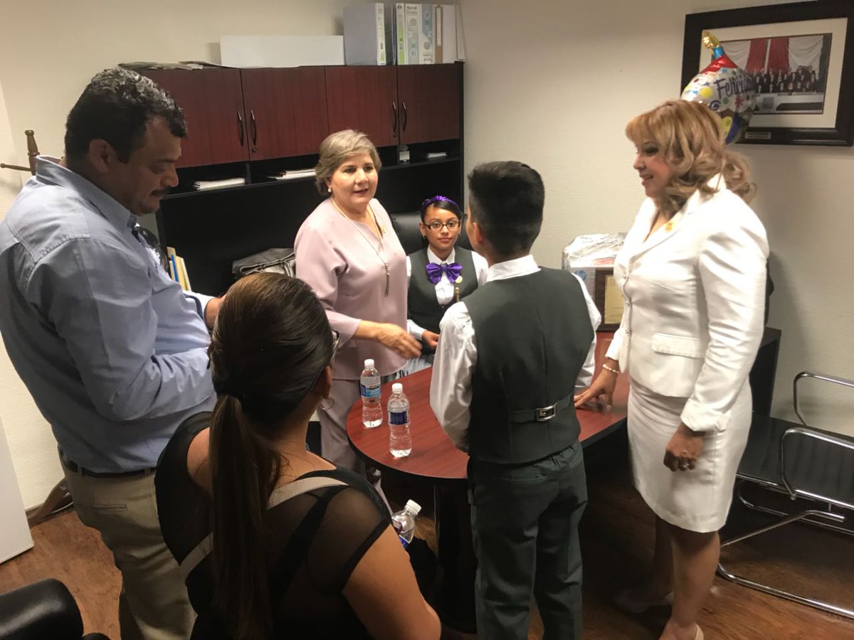 PANLegisladores's tweet photo. A escasos minutos de celebrar la sesión en el @CongresoSon, diputados infantiles conviven con legisladores del PAN en sus cubículos https://t.co/N79pRnnjSB
