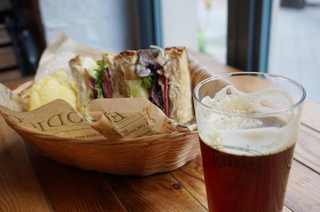 wanderingapp's tweet photo. #Throwback to the tasty pastrami sandwich we had at @thetoasttavern - coupled with Founders' beer 👌🏻🍻 #madrid #wanderingappetite https://t.co/IpMDXfCBdo https://t.co/ZNxfbEJz6m