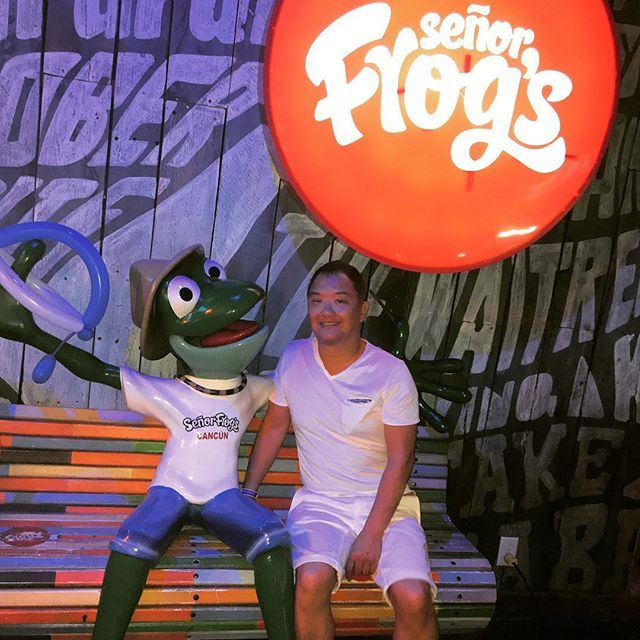 plaintruthiness's tweet photo. All the way to Cancún and I run into Señor Frog. We are totally on college spring break...except we missed the foam party.
.
.
.
.#señorfrogs #señorfrogscancun #springbreak #springbreak2018 #cancun #instagays #gayparty #gayboy #instahomo #gaysian #gaysof… https://t.co/cHuGnClCcn https://t.co/MZaxbRDRva