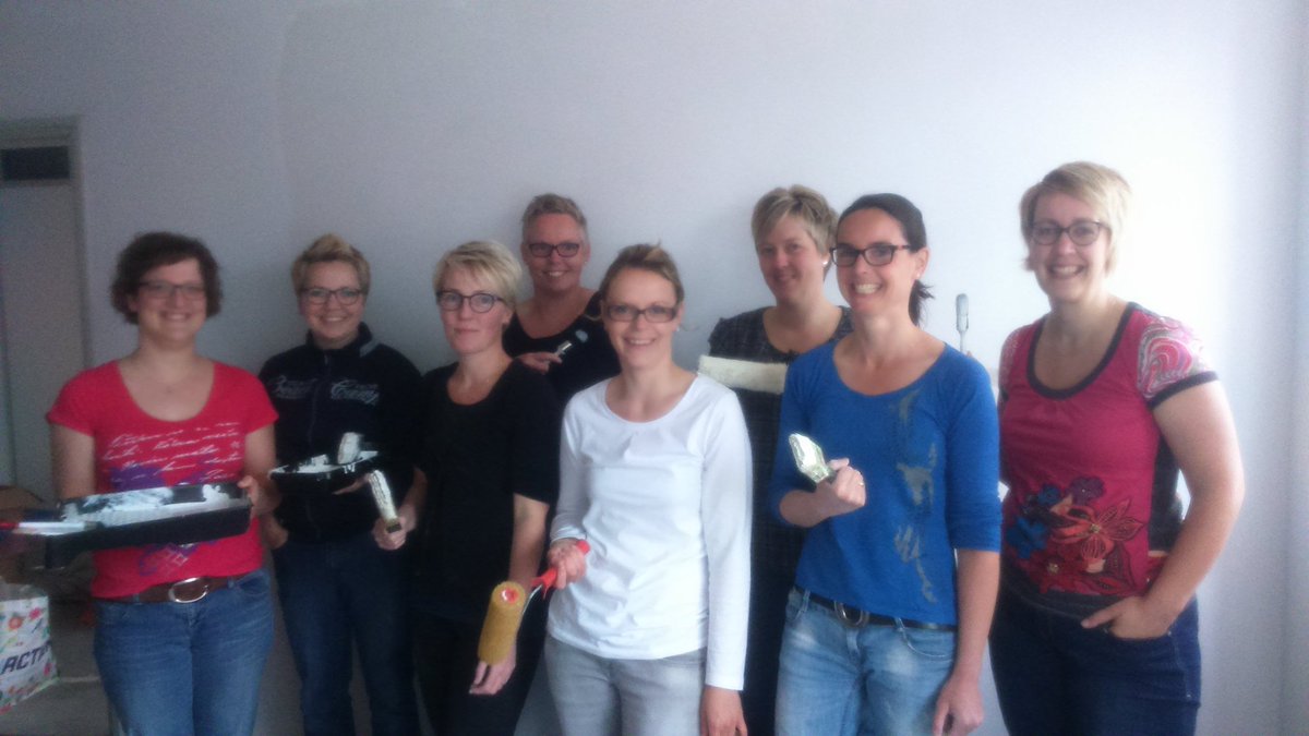 PresentNG's tweet image. Deze vrouwen hebben vandaag hard gewerkt om in Uithuizermeeden slaapkamers te verven.