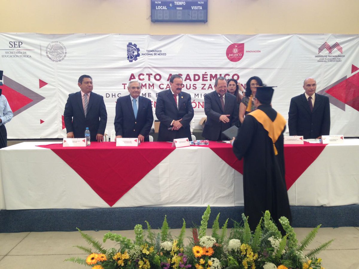 ZapopanTecMM's tweet photo. Acto Académico de la generación 2013 - 2018 del @ZapopanTecMM , donde 200 estudiantes se graduaron, y la primera generación  Ingeniería Civil. Padrino de Generación fue  el C. Jaime Enrique Michel Velasco, #DulcesDeLaRosadueño @educomx ¡Mil felicidades graduados! https://t.co/T7kYQ5CjeY