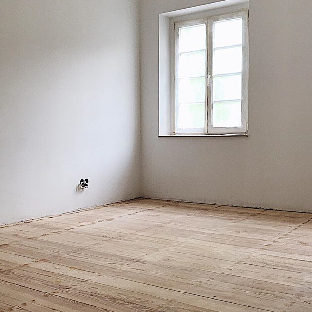 sou_veraen's tweet photo. Hallo Du schönster aller Böden - wie können Menschen diese wunderschönen Dielen nur mit Vinyl, Sperrholz und Fertigparkett belegen? Aber vielleicht war es auch gut so, denn sie sind dadurch wahnsinnig gut erhalten! I’m in love!
.
.
#umbau #renovation #re… https://t.co/LocgtDuqQs https://t.co/4Bms0brsrt