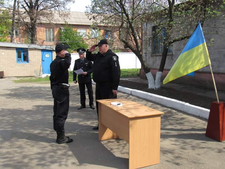 Сьогодні начальник Департаменту поліції охорони вручив нарядам реагування  Маріупольського відділу поліції охорони ключі від нового службового автотранспорту. А уже завтра 2 нові машини марки «Renault Duster» виїдуть на службу. 
Деталі - bit.ly/2Hro49J
#поліція_охорони