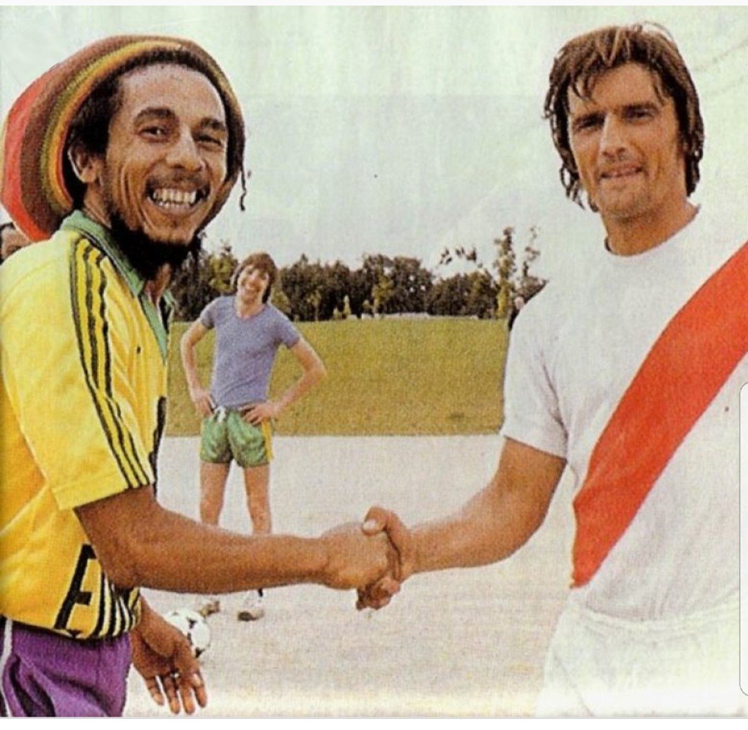 DexterSF3's tweet photo. Il ira vivre au côté de Bob Marley. 
Rip Henri Michel. 
#RIPHenriMichel #rip #BobMarley
Jouer du #fcnantes
#entraineurs: #equipedefrance #psg #Cameroun #maroc #civ #Tunisia etc.. https://t.co/1mruyb4Q9W