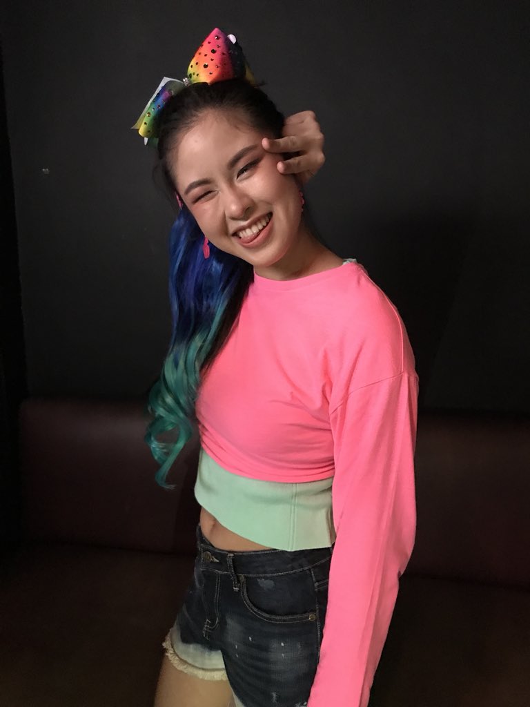 jimpylosophies's tweet photo. Visited the set of #Walwal earlier and @delavinkisses did this funny but cute pose for us! 💖 she plays Ruby in this movie showing on June 27! #WalwalSetVisit #KissesDelavin https://t.co/61IqTs4CWk