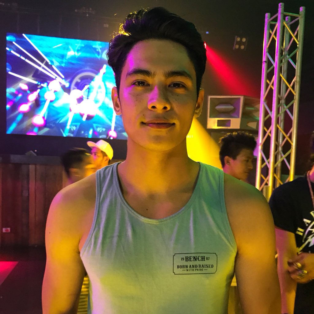 jimpylosophies's tweet photo. Kiko Estrada has pa-arms in this photo! You’ll see more of that (I guess) in #Walwal, June 27! 💖 #WalwalTheMovie #KikoEstrada #WalwalSetVisit https://t.co/yxfZhhCiJR