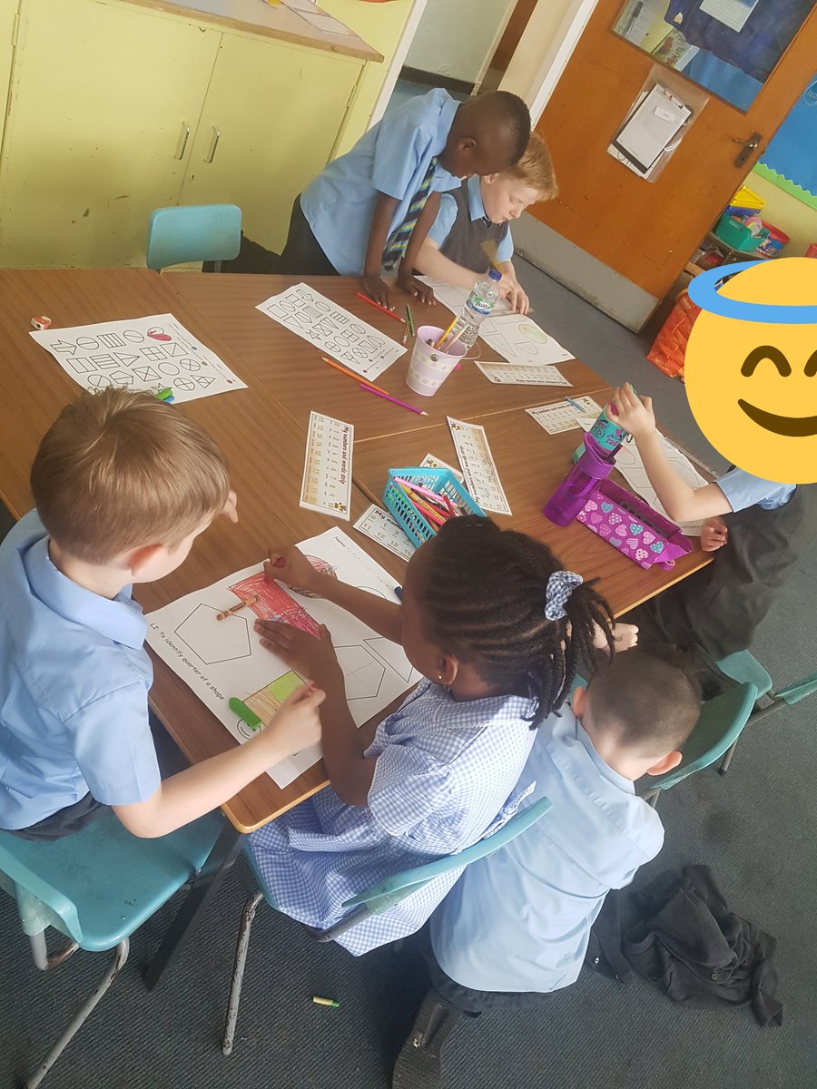 OLRprimary's tweet image. P2/1 were working in pairs today to quarter shapes. #fractions #maths #compositeclass