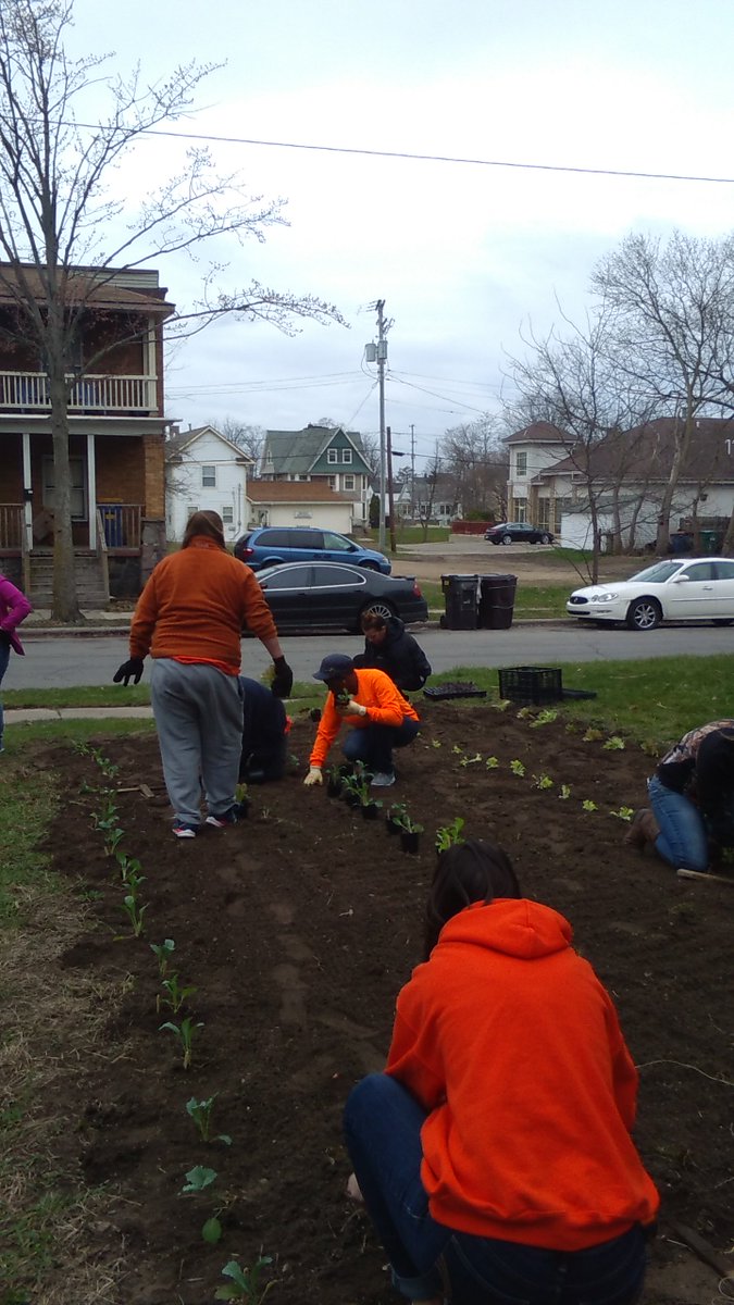 Michele198895's tweet photo. #2761voa kicking off spring volunteering with Well House 👍👍 Great job everyone 💪💪 @PaulBugher  @Pabasel12  @michiganmom2015  @PagsCj  @lfmeinema @bethTHD https://t.co/7GPcmkuE1z