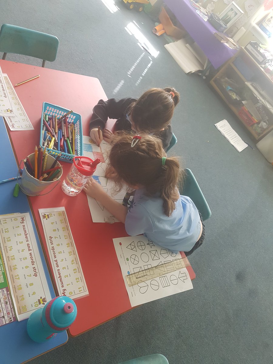 OLRprimary's tweet image. P2/1 were working in pairs today to quarter shapes. #fractions #maths #compositeclass