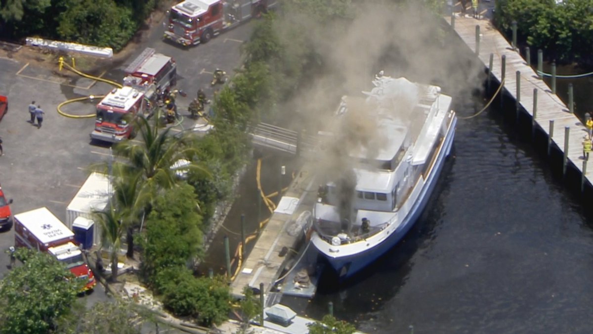 WPLGLocal10's tweet photo. Yacht burns in Fort Lauderdale https://t.co/jdUm49bUJk https://t.co/TC5Vh77xQt