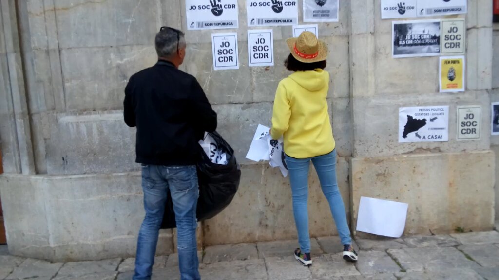 El vídeo d'una excandidata de Cs amb un neonazi arrencant cartells dels CDR es fa viral bit.ly/2Fbbeu1