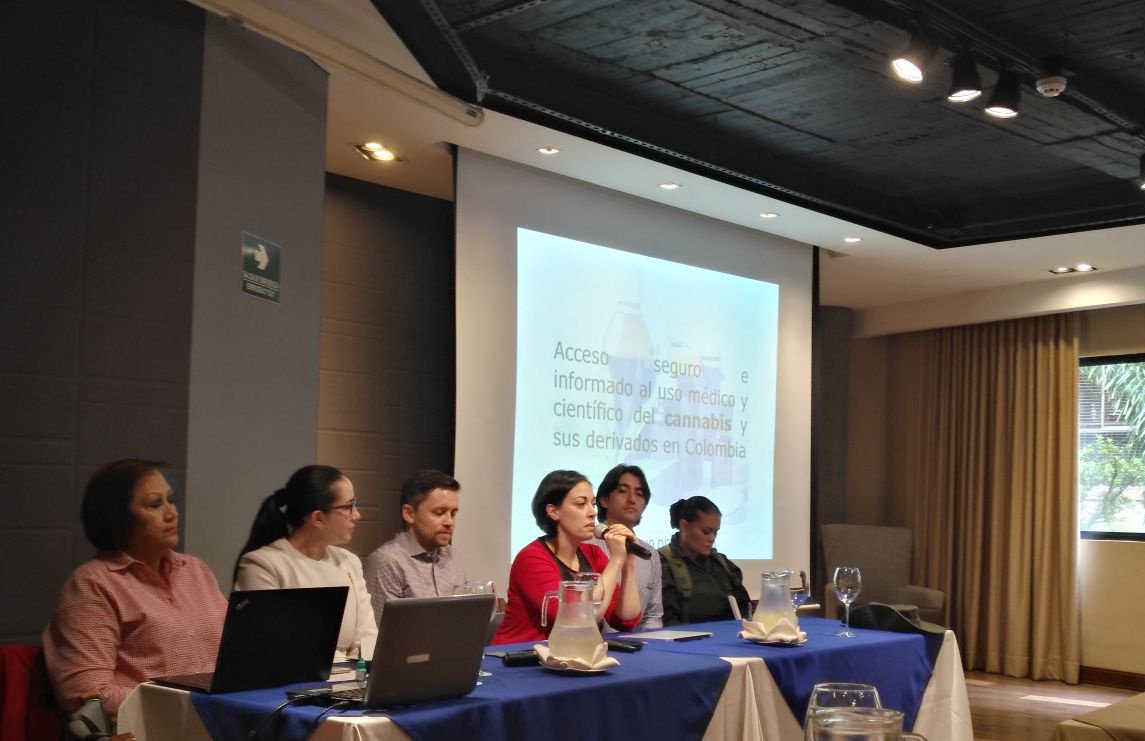 alopezve's tweet photo. Cumplimos. Tercera socialización conjunta de @MinSaludCol @MinjusticiaCo @invimacolombia @ICACOLOMBIA @PoliciaAntiNar con mas de 60 asistentes, solucionando dudas al rededor de la implementación del #CannabisMedicinal en #Colombia. https://t.co/MSHmZz6IMv
