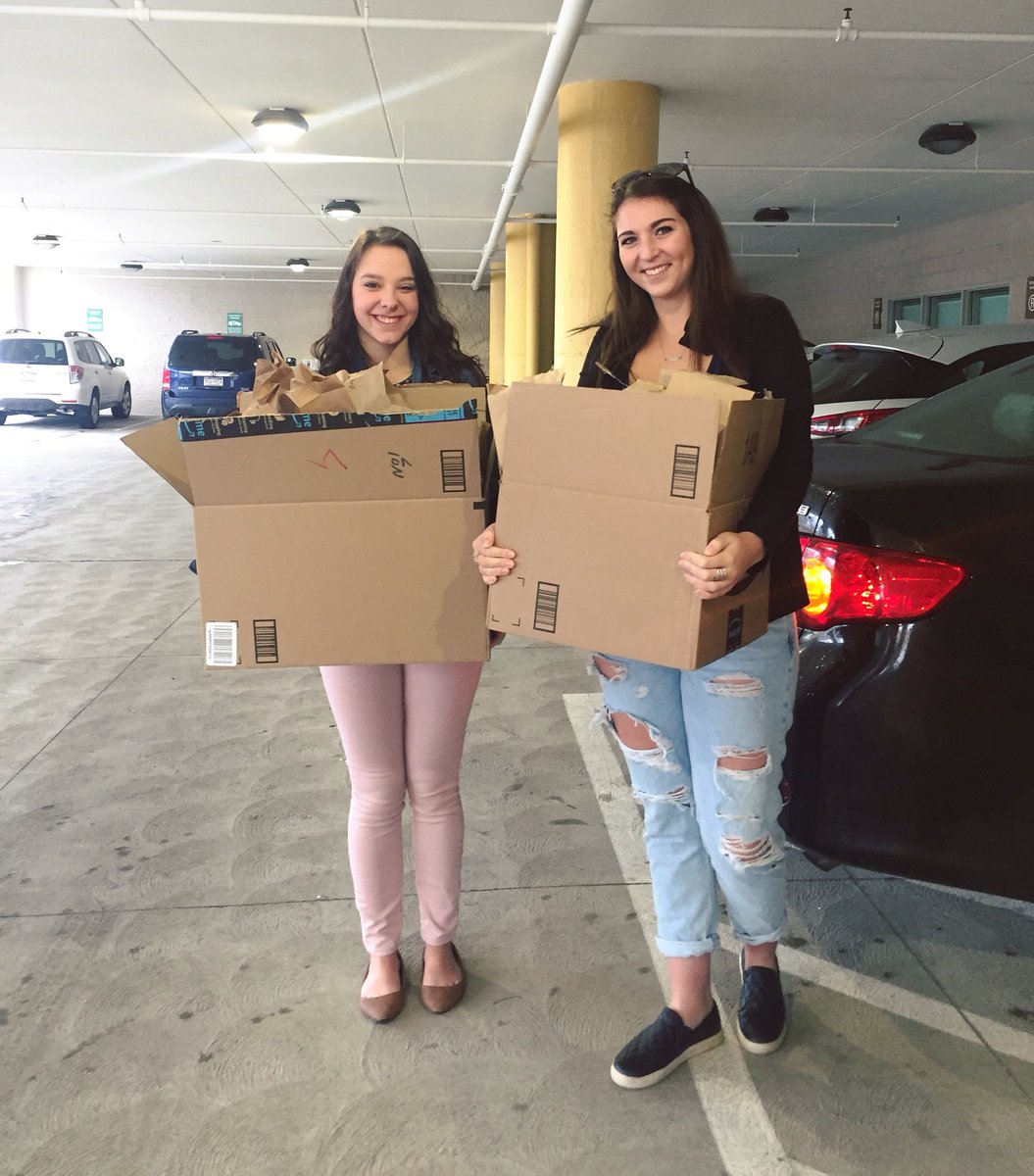 pointpark_pif's tweet photo. Our PIF members brighten the rainiest of days😊🌧 Thank you to everyone who contributed to our women’s shelter drive! https://t.co/nHQAydo7qm