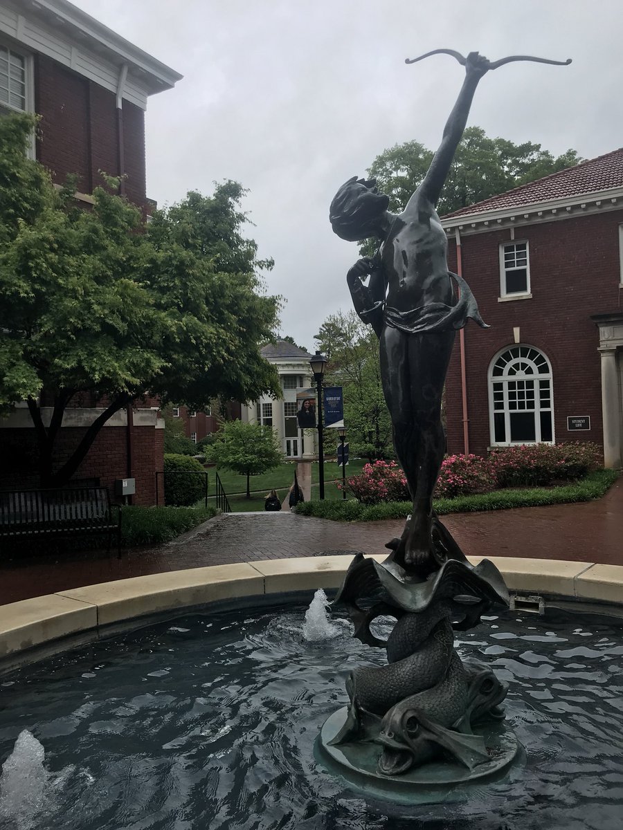 QueensDiana's tweet photo. Happy Reading Day! 📚Did you know, it's a campus tradition to give me a kiss on the cheek the night before finals begin for good luck? I can be your lucky charm so don’t forget to stop by! I'll be waiting! 😘
•
#luckycharm #finals #tradition #readingday #exams #students https://t.co/5UQss1jHrJ