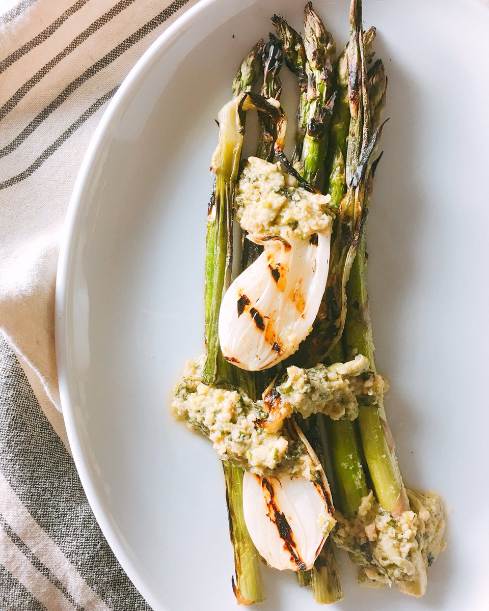 AmaliNYC's tweet photo. Grilled asparagus &amp; spring onions // fava, hazelnut, fiore sardo &amp; mint pesto 😋 #amalinyc https://t.co/mMHlmYYcjJ