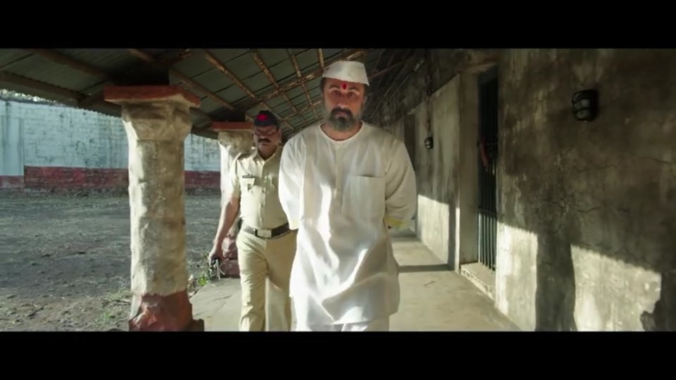 Raghavsword's tweet photo. The reasons why he one of best actor new generation 
Not words to thanks Mr.@rajkumarhirani to cast my  favourite #RANBIRKAPOOR 

Kursi ki patei bandh  le 
mosam bigd ne vala he
☺☺😘😘😘
#SanjuTeaser  #Ranbir #RajkumarHiranifilms https://t.co/7qfFFwWQDQ