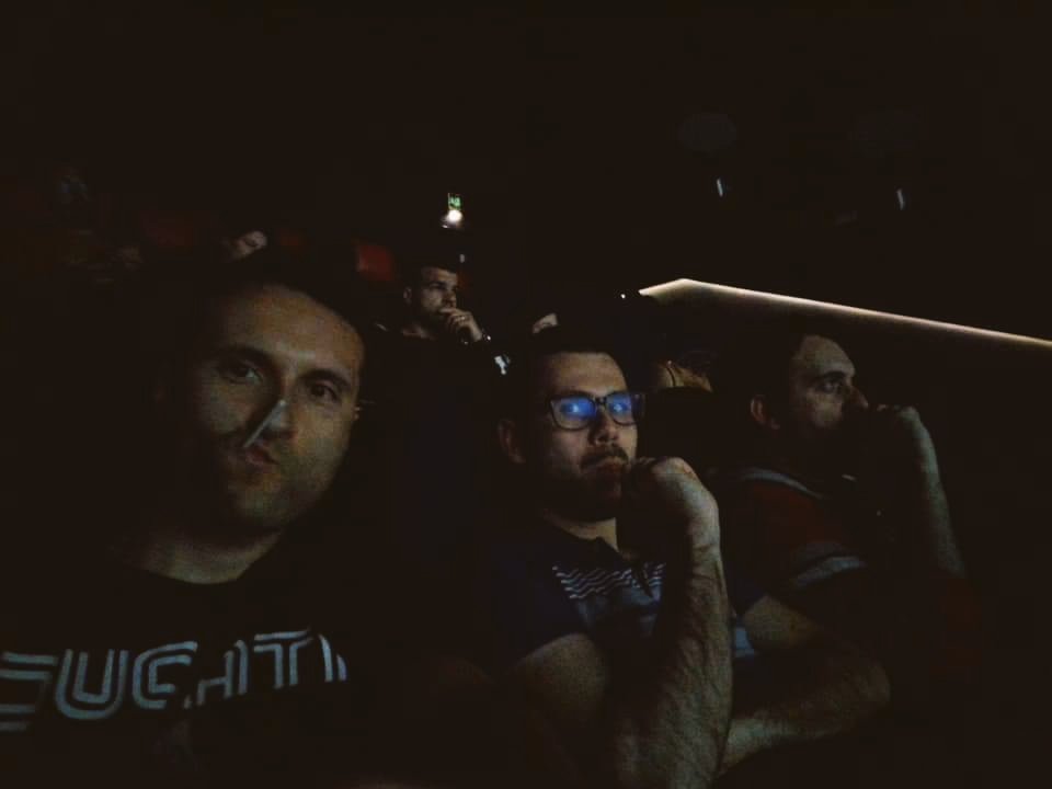 #Teambuilding Robocotteri.it Scelta delle divise, sfida a bowling, film non impegnato e mega hamburger. #Divertirsi sempre e comunque!