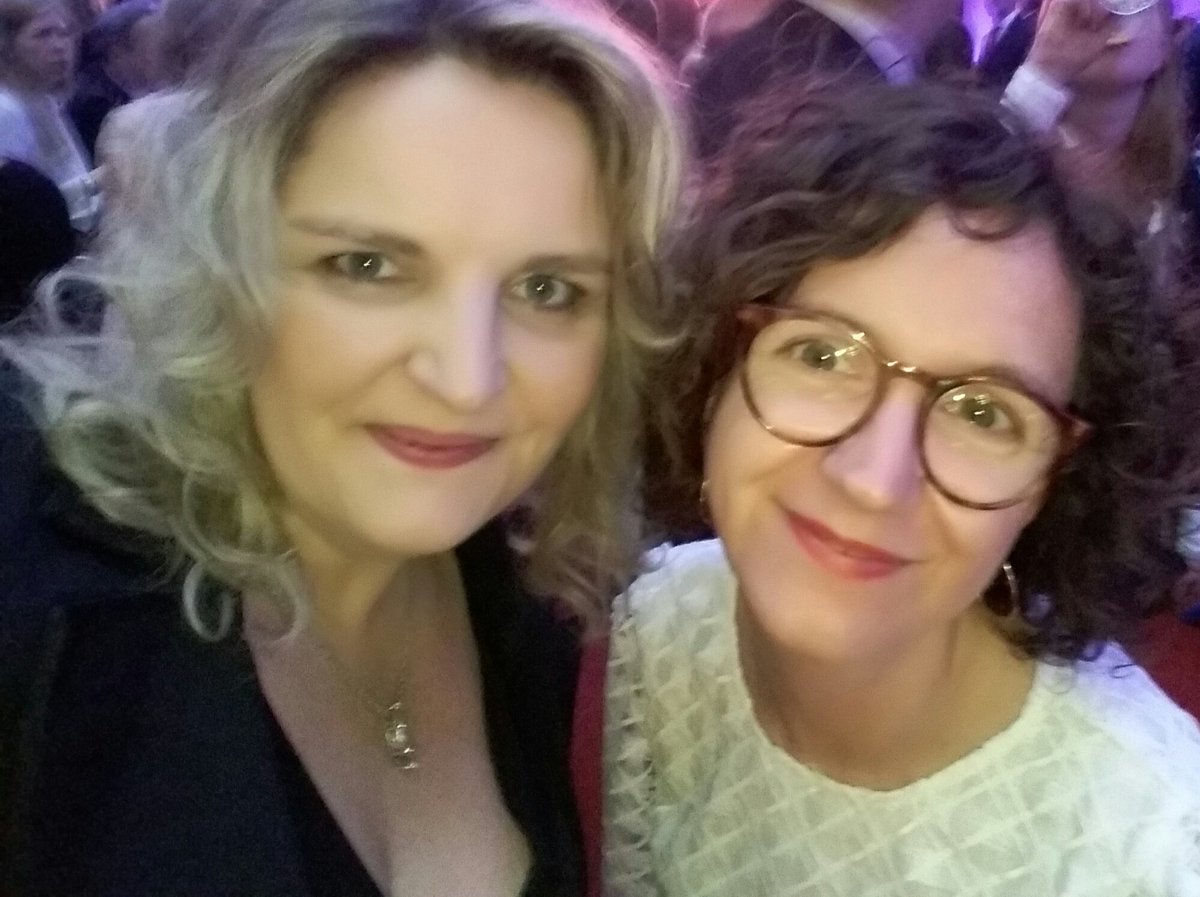 ClaudiaHeber's tweet photo. Die @PolyPepper sagt, twitter hat mehr #attentione 
Na gut. #Nerd #ENTSCHEIDUNG18 https://t.co/IFw3FLVCrK