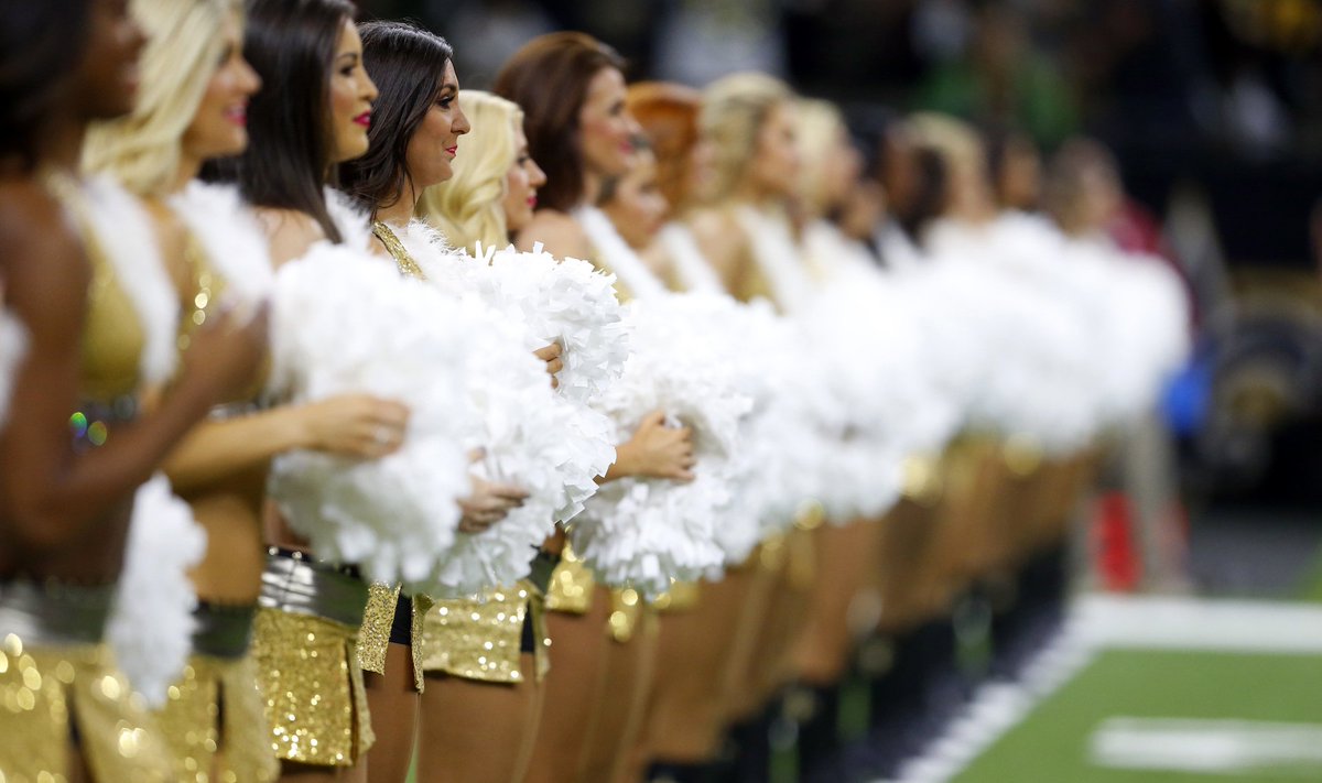 Deadspin's tweet photo. Ex-NFL cheerleaders offer to settle discrimination suit against the NFL if Roger Goodell agrees to meeting: https://t.co/BTGZAv1KGc https://t.co/Vz2saZlTbT