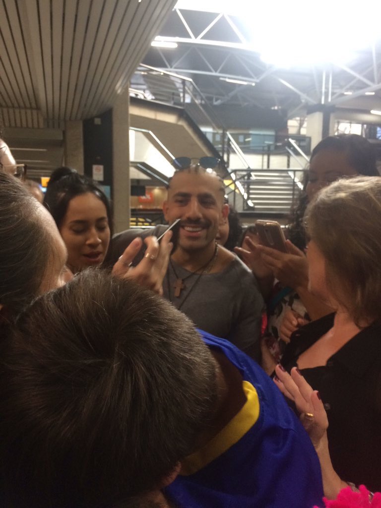 KaysarDadour's tweet photo. Kaysar chegou agora no aeroporto Afonso Pena em Curitiba e já está atendendo os fãs, sorrisão no rosto sempre!!❤️ https://t.co/w0qFzJQWkY