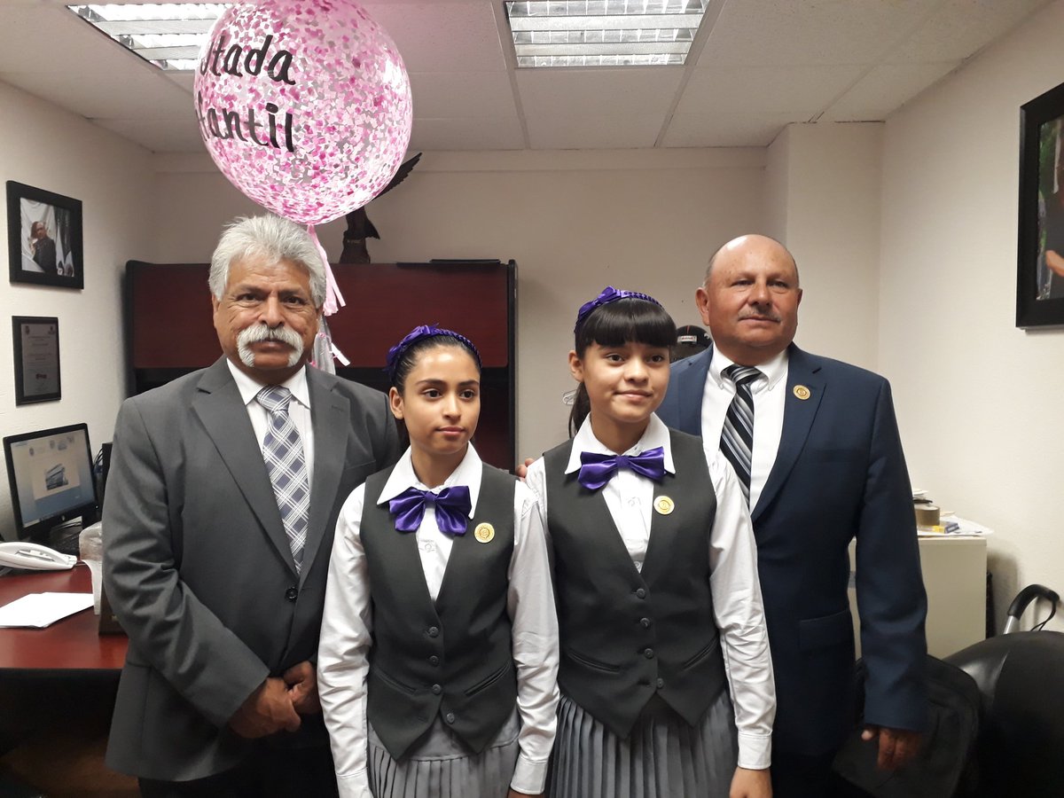 JRandrade65's tweet photo. Un gusto convivir con la Diputada infantil África Sustaita de San Miguel de Horcasitas, hoy en el @CongresoSon https://t.co/et3vbCZYlx