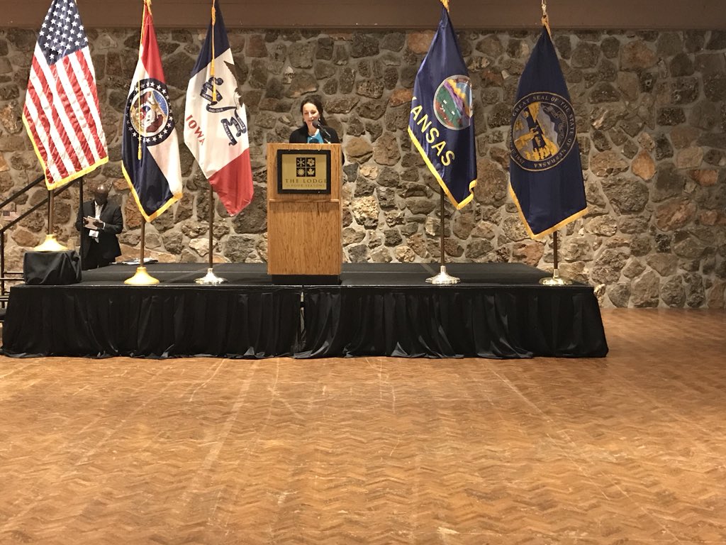 ShowMeHeroes's tweet photo. Camdenton Chamber of Commerce, Trish Creach welcoming #JVSG2018 conference. https://t.co/Zq5Ie3KHDp