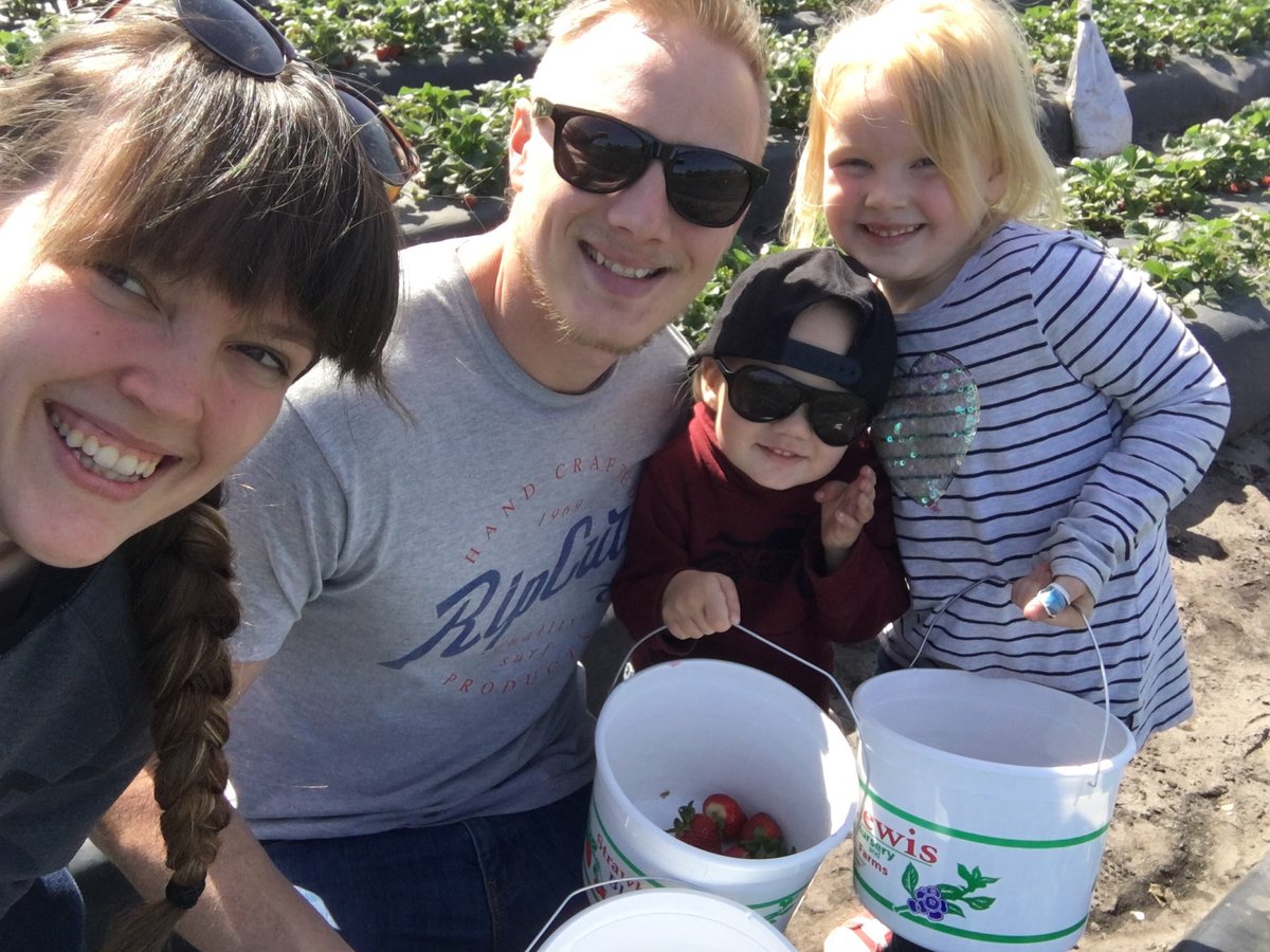 TheMamaBlog's tweet image. #ad Strawberry picking last week was a blast! We try to keep a little extra room in our budget for inexpensive family outings one or twice a month. Read more financial tips and tricks from @SunTrust tap.fit/Hyi5CmU3f #FinancialConfidenceMonth #onUp