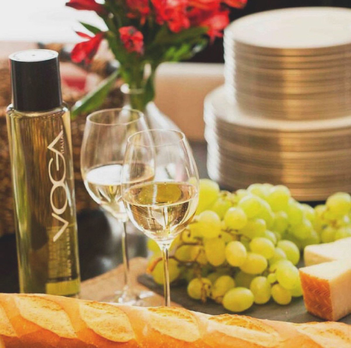 bottlesandcorks's tweet photo. Checkout this gorgeous bottle on today's STEAL: Voga Pinot Grigio! Boldly innovative &amp; elegantly unapologetic, this classic Italian white pairs well with light seafood &amp; chicken breast. https://t.co/UW42ccyZsT