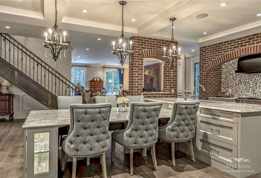 This T-shape island has dining height seating so you can enjoy your meal while the chef continues to cook 👩‍🍳 👨‍🍳 
#newhome #customhome #newbuild #kitchen #kitchendesign #traditionalkitchen #surrey #surreybc