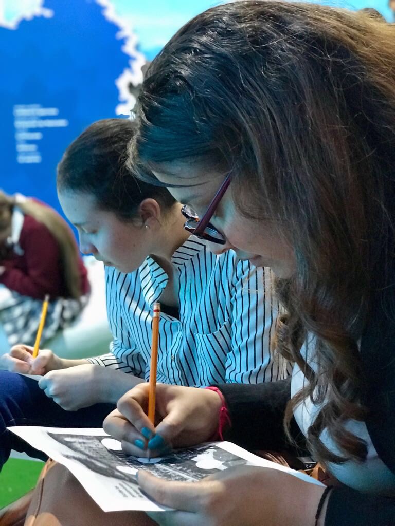 MuseodeBogota's tweet photo. Los participantes de nuestro taller en la #Filbo2018 intervienen fotografías antiguas de Bogotá para contar nuevos relatos. #MuseumWeek #City2018 https://t.co/gLpOhlq8SR