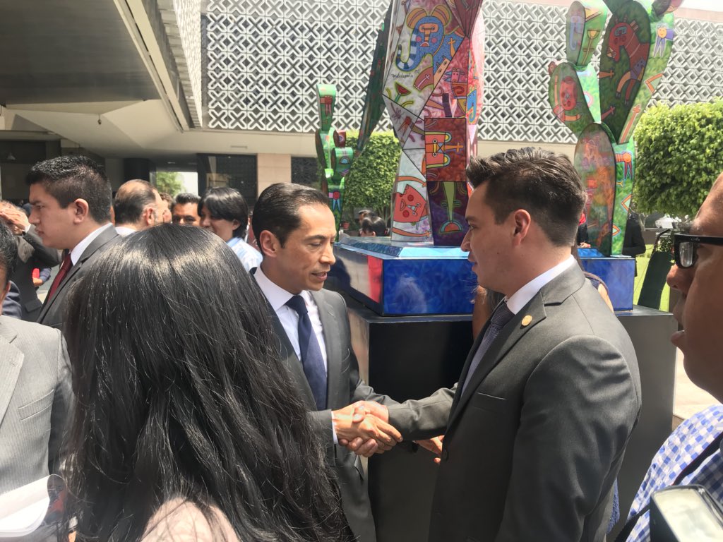 mleonchavez's tweet photo. En voz de nuestro Coordinador @carlosiriarte_ y @Candido_Coheto reconocemos el talento del Maestro Oaxaqueño #FernandoAndriacci y admiramos su obra “Los colores detrás del telón” en la @Mx_Diputados @DiputadosPRI  #OrgulloDeOaxaca https://t.co/6PEs84wH2E