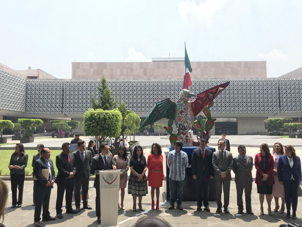 mleonchavez's tweet photo. En voz de nuestro Coordinador @carlosiriarte_ y @Candido_Coheto reconocemos el talento del Maestro Oaxaqueño #FernandoAndriacci y admiramos su obra “Los colores detrás del telón” en la @Mx_Diputados @DiputadosPRI  #OrgulloDeOaxaca https://t.co/6PEs84wH2E