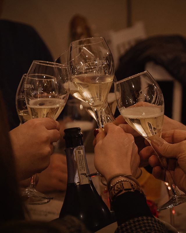 villacrespia's tweet photo. It's always time for cheers! 🥂 https://t.co/vBg2vK5sxV https://t.co/g1J4fy2iz7