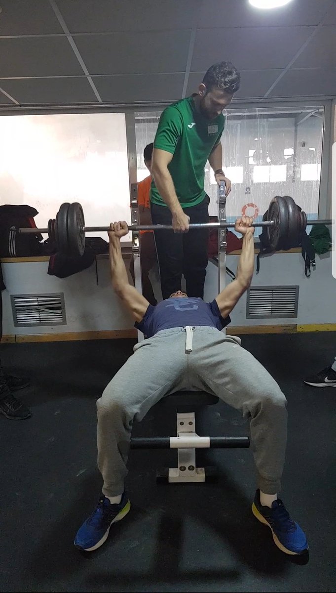 vicentgadea's tweet photo. Sesión de trabajo en #TAFAD #FP @ciclosdevesa | Aprendemos a llevar a cabo el Test de 1RM.

#edufis #fitness https://t.co/wnsXvqT3mE