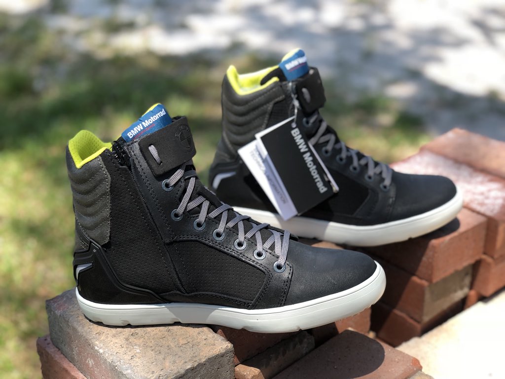 2wheeladv's tweet photo. If Converse and BMW had a baby this would be the new “Chuck Taylor”.
•
BMW’s new waterproof and breathable “Sneaker Dry”.
•
•
#bmwmotorrad #bmwmotorradusa #chucktaylor #converse #xladv #2wheeladv #shoes #sneakers #newkicks #bmwmotorcycle #motorcyclegear @BMWMotorradUSA https://t.co/JdoDiQyeNZ