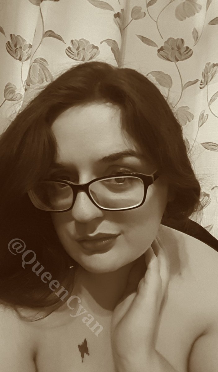 QueenCyan's tweet photo. Another from yesterday's photos to brighten up a grey Tuesday. 

Now a coffee whilst I decide which of my red outfits to wear tomorrow. https://t.co/nWO62t4brK