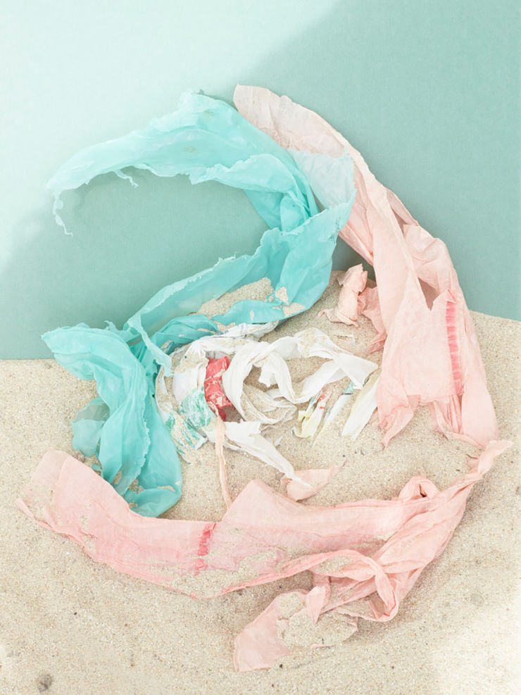 Earth Day may be over, but it's every day for this artist and activist. Meet Thirza Schaap, the force behind #PlasticOcean. On the blog now! kjaerweis.com/magasinet/tran…