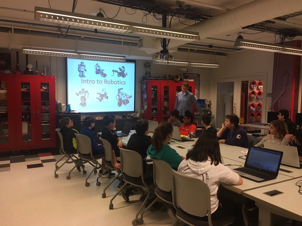 Erin_Minchk's tweet photo. 7th graders put their programming skills to good use #Robotics #fpmswi #pridefps https://t.co/pTjRoxbkDx