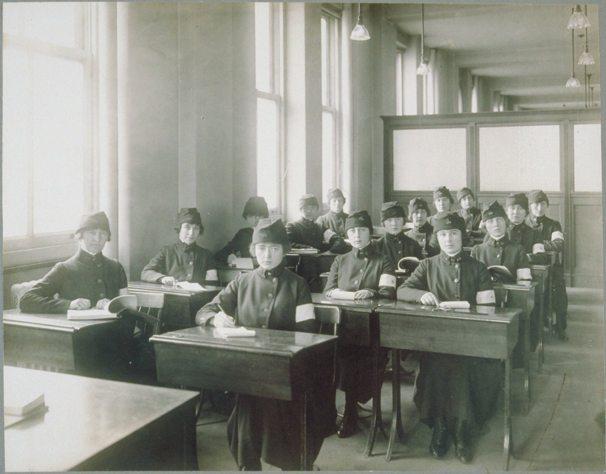 UConnArchives's tweet photo. @caisct_pbl @CTArchivist SNET Hello Girls part of the signal corp training for #WW1 https://t.co/xbBfhBsiSx #Hartford 1918 @bsullivan35 https://t.co/bZ96hTS4sX