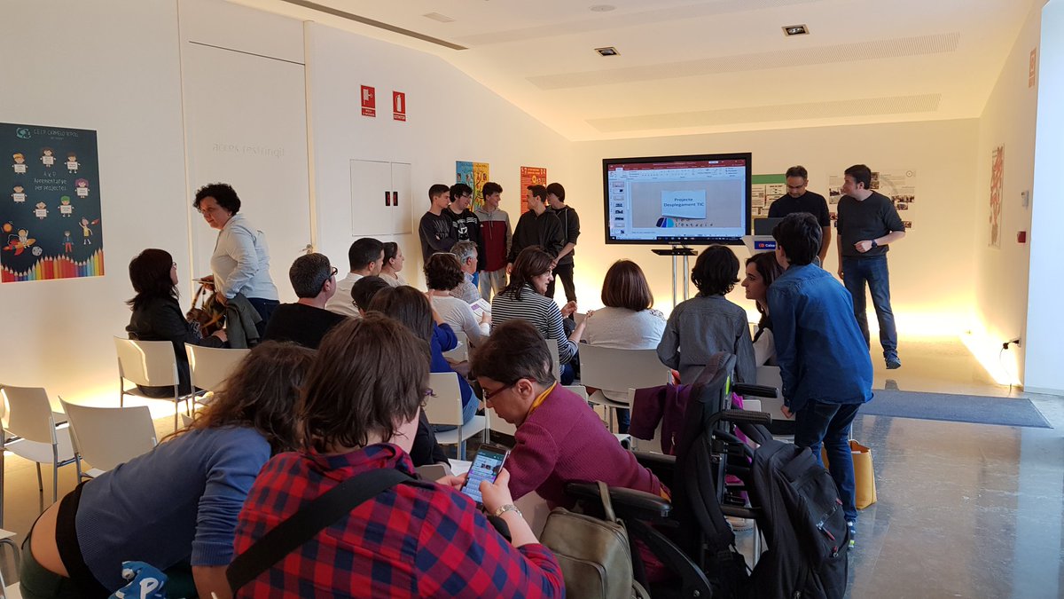 juantoman's tweet photo. El projecte #InnoEstacio Desplegament TIC en la #IIISetmanaPedagogicaOntinyent https://t.co/BerYDGtnuZ