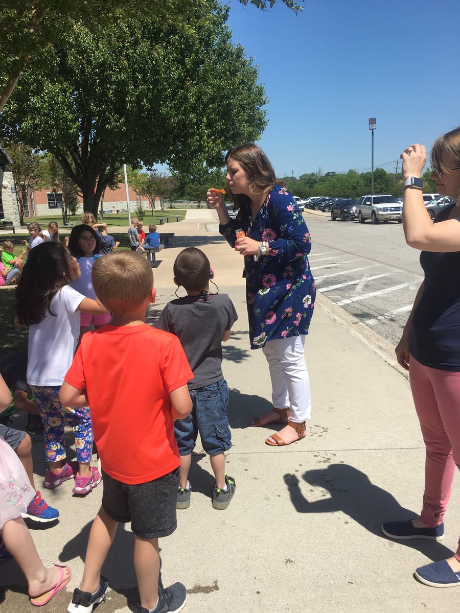 mrobinson_payne's tweet photo. In kindergarten, B is for bubbles!! Love the #alphabetcountdown #kinderroos https://t.co/f2lhjKffZ6