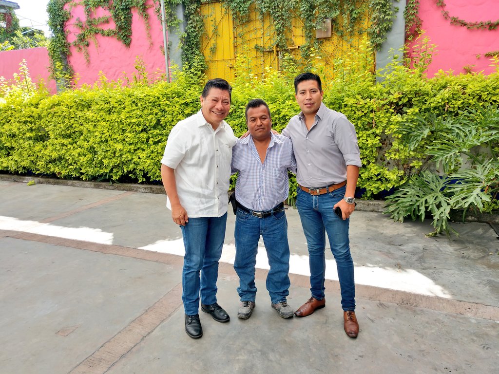 Matias_QM's tweet photo. El día de hoy me he reunido en compañia de @FelipeVelardeSI con mi buen amigo Urbano Aldana Barreto, líder transportista en la zona oriente de #Morelos. ¡Vamos #JuntosPorMorelos!
#PRDMásFuerteQueNunca
#PartidoQueCumple https://t.co/cICSCCRWhX
