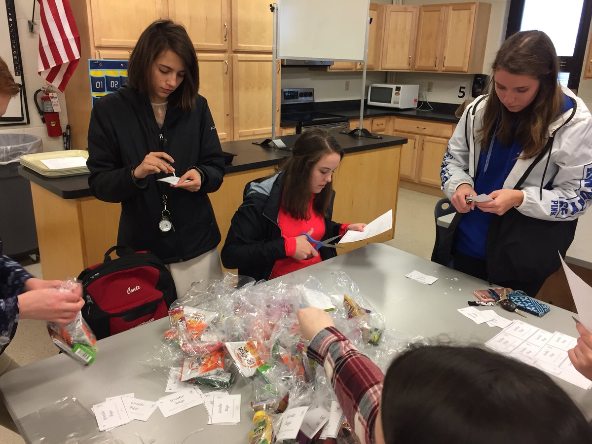 ConnerHSFCCLA's tweet photo. Thank you to everyone that helped us pack goodie bags for the Ronald McDonald House families! https://t.co/BQN9gXG6Hs