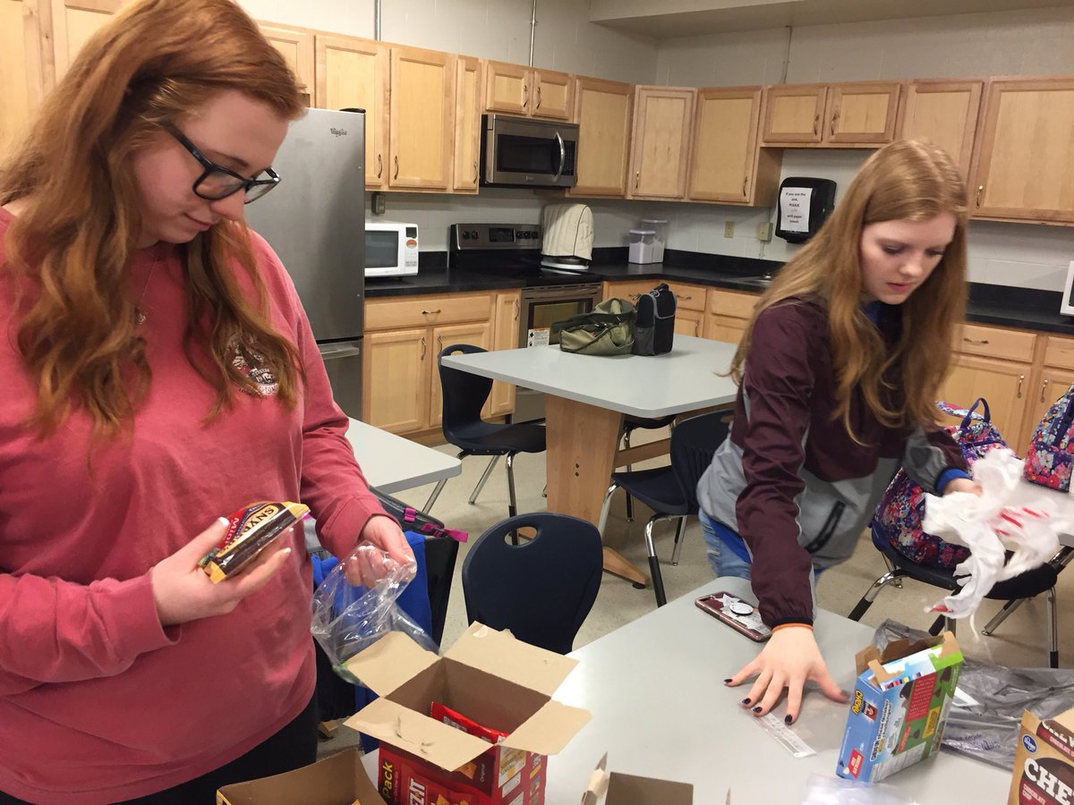 ConnerHSFCCLA's tweet photo. Thank you to everyone that helped us pack goodie bags for the Ronald McDonald House families! https://t.co/BQN9gXG6Hs