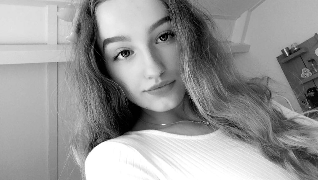 ArianrGrade's tweet photo. Just a quick selfie #ArianaGrande #NoTearsLeftToCry #NoTearsForAriana #NoTearsLeftToCryStreamingParty 💞🐐🌂🌧 https://t.co/Cq33CGSxP0
