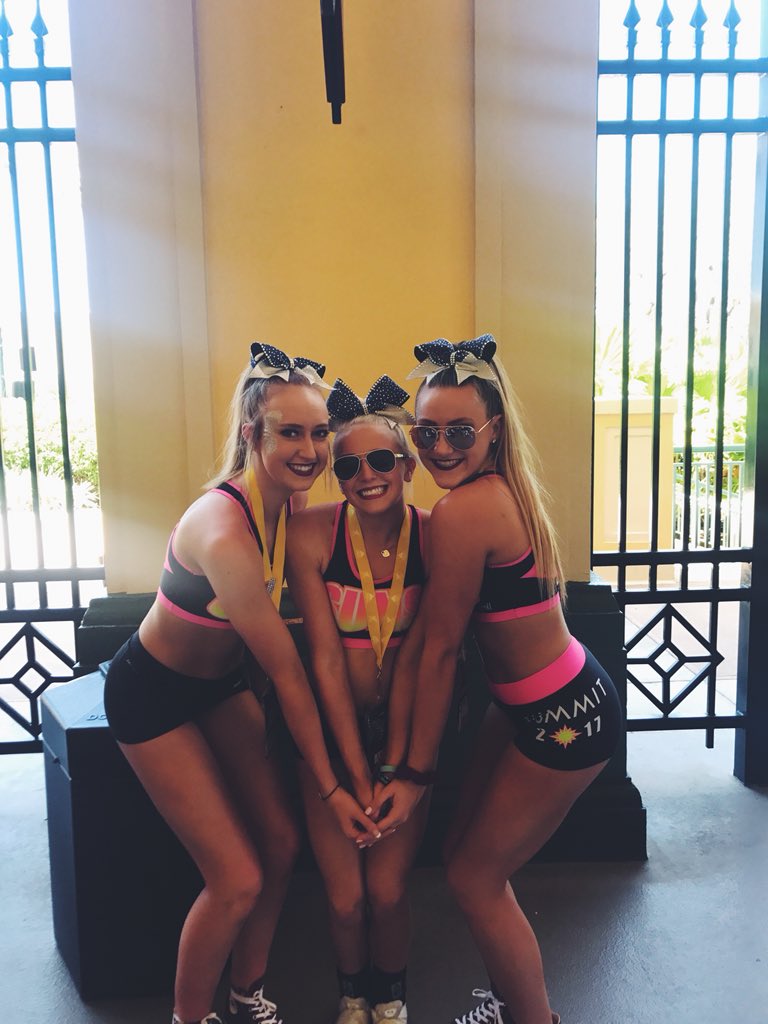kayjschulz's tweet photo. Happy birthday Liz, miss you tons I hope this bday is the best yet🤩 I hope you’re doing good love you!!🌞🌻💛 @lizzyhinton https://t.co/Z3wNKI2i5v